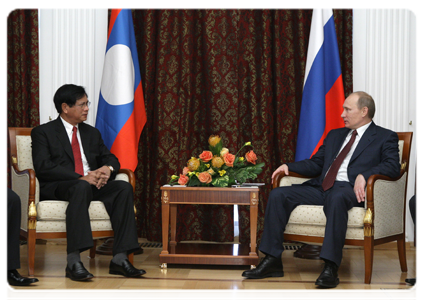 Председатель Правительства Российской Федерации В.В.Путин встретился с Премьер-министром Лаосской Народно-Демократической Республики Буасоном Буппхаваном