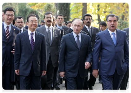 Prime Minister Vladimir Putin, Tajik President Emomalii Rahmon and Premier of the State Council of the People’s Republic of China Wen Jiabao, walking in the Kohi Somon residence