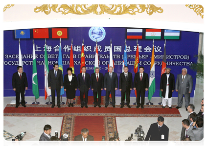 Официальное фотографирование глав правительств государств-членов ШОС, руководителей государств-наблюдателей и гостей