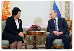 Председатель Правительства Российской Федерации В.В.Путин встретился с Президентом, исполняющим обязанности Председателя Правительства Киргизской Республики Р.И.Отунбаевой