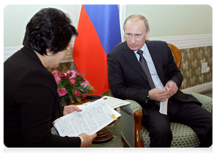 Председатель Правительства Российской Федерации В.В.Путин встретился с Президентом, исполняющим обязанности Председателя Правительства Киргизской Республики Р.И.Отунбаевой