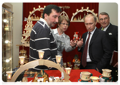 По окончании экономического форума на выходе из отеля В.В.Путин остановился у киоска с рождественскими сувенирами