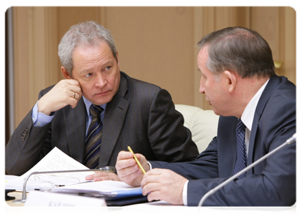 Minister of Regional Development Viktor Basargin and Governor of the Altai Territory Alexander Karlin at the conference on the financial support for the agricultural sector in 2010