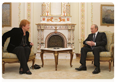 Prime Minister Vladimir Putin at a meeting with Finnish President Tarja Halonen