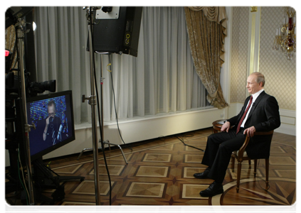 Председатель Правительства Российской Федерации В.В.Путин во время интервью ведущему американского телеканала «Си-Эн-Эн» Ларри Кингу