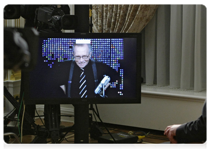 Ведущий американского телеканала «Си-Эн-Эн» Ларри Кинг во время интервью с Председателем Правительства Российской Федерации В.В.Путиным
