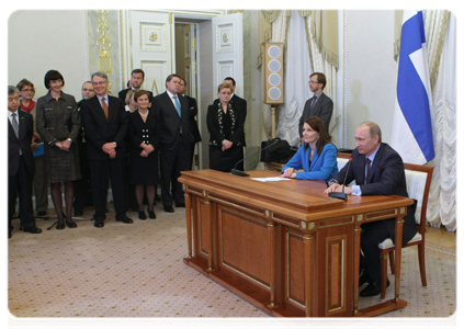 Russian Prime Minister Vladimir Putin and Finnish Prime Minister Mari Kiviniemi holding news  conference after talks