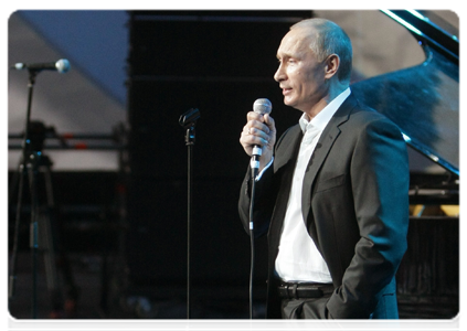 Председатель Правительства Российской Федерации В.В.Путин на благотворительном концерте в поддержку деятельности России по борьбе с детскими онкологическими и офтальмологическими заболеваниями