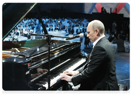 Председатель Правительства Российской Федерации В.В.Путин на благотворительном концерте в поддержку деятельности России по борьбе с детскими онкологическими и офтальмологическими заболеваниями