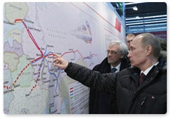 Председатель Правительства Российской Федерации В.В.Путин и Президент Финляндии Т.Халонен прибыли в Петербург на новом скоростном поезде «Аллегро», а затем ознакомились с экспозицией, рассказывающей о проекте «Аллегро»