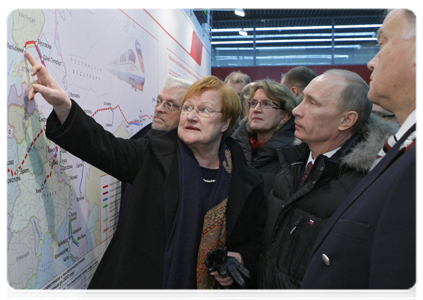 Prime Minister Vladimir Putin and Finnish President Tarja Halonen upon arriving in St Petersburg on the new Allegro high-speed train