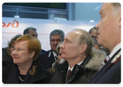 Председатель Правительства Российской Федерации В.В.Путин и Президент Финляндии Т.Халонен прибыли в Петербург на новом скоростном поезде «Аллегро», а затем познакомились с экспозицией, рассказывающей о проекте «Аллегро»