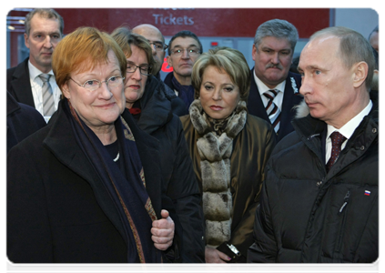 Председатель Правительства Российской Федерации В.В.Путин и Президент Финляндии Т.Халонен прибыли в Петербург на новом скоростном поезде «Аллегро», а затем познакомились с экспозицией, рассказывающей о проекте «Аллегро»