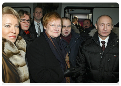 Prime Minister Vladimir Putin and Finnish President Tarja Halonen upon arriving in St Petersburg on the new Allegro high-speed train