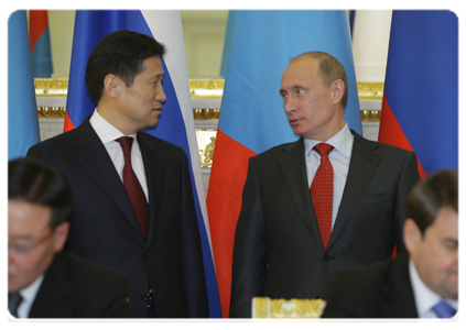 По итогам переговоров В.В.Путина и С.Батболда было принято совместное коммюнике. Также в присутствии глав Правительств России и Монголии был подписан ряд совместных документов