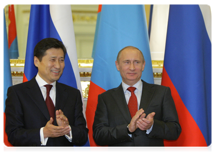 По итогам переговоров В.В.Путина и С.Батболда было принято совместное коммюнике. Также в присутствии глав Правительств России и Монголии был подписан ряд совместных документов