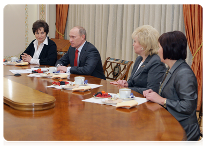 Накануне вечером Председатель Правительства Российской Федерации В.В.Путин встретился с активом общественной организации «Союз женщин России»