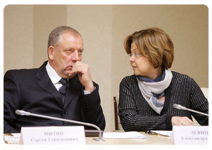 Novgorod Region Governor Sergei Mitin and Deputy Minister of Economic Development Alexandra Levitskaya at a video conference to discuss the modernisation of regional healthcare systems in the Northwestern Federal District for 2011-2012