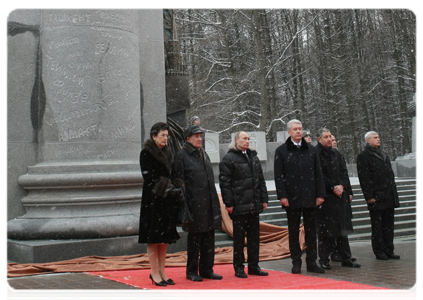 Председатель Правительства Российской Федерации В.В.Путин принял участие в церемонии открытия памятника «В борьбе против фашизма мы были вместе» на Поклонной горе в Москве
