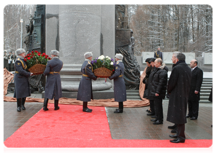 Председатель Правительства Российской Федерации В.В.Путин принял участие в церемонии открытия памятника «В борьбе против фашизма мы были вместе» на Поклонной горе в Москве