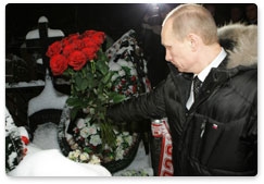 Председатель Правительства Российской Федерации В.В.Путин возложил цветы к могиле болельщика «Спартака» Егора Свиридова