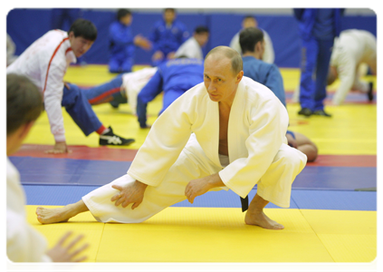 Председатель Правительства Российской Федерации В.В.Путин посетил физкультурно-оздоровительный комплекс «Московский» в Санкт-Петербурге и принял участие в тренировке российских борцов