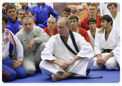 После тренировки Председатель Правительства Российской Федерации В.В.Путин пообщался с российскими борцами