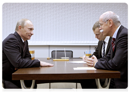 Prime Minister Vladimir Putin meeting with Daimler AG Chairman of the Board Dieter Zetsche at the Gorky Automobile Plant