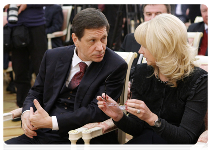 Deputy Prime Minister Alexander Zhukov and Healthcare and Social Development Minister Tatyana Golikova at a signing ceremony of a general agreement between trade unions, employer associations and the government for 2011-2013