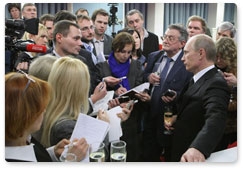 В.В.Путин в пресс-центре Дома Правительства поздравил журналистов правительственного пула с Новым годом и ответил на их вопросы