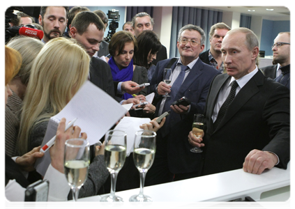 В.В.Путин в пресс-центре Дома Правительства поздравил журналистов правительственного пула с Новым годом и ответил на их вопросы