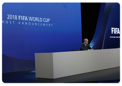 Председатель Правительства Российской Федерации В.В.Путин провёл в Цюрихе пресс-конференцию в связи с победой российской заявки на проведение чемпионата мира по футболу в 2018 году