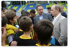 Председатель Правительства Российской Федерации В.В.Путин посетил в Сочи спортивную базу «Юг Спорт», где пообщался с ребятами из детской футбольной команды «Жемчужина»