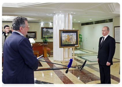 Отвечая на вопрос журналистов, Председатель Правительства Российской Федерации В.В.Путин пожелал россиянам в Новом году роста материального благосостояния, счастья и удачи