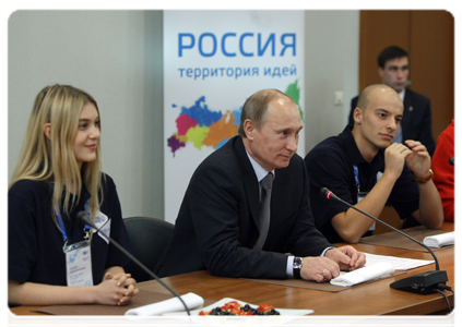 Председатель Правительства Российской Федерации В.В.Путин встретился с представителями волонтёрского движения