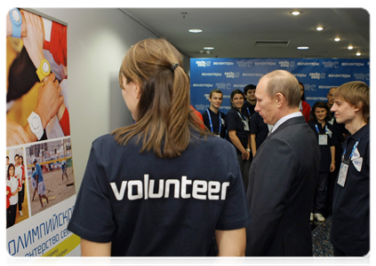 Председатель Правительства Российской Федерации В.В.Путин осмотрел фотовыставку «Олимпийские волонтёры России»