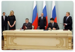 В присутствии Председателя Правительства России В.В.Путина был подписан ряд документов, гарантирующих продолжение работы предприятий производственного комплекса г.Пикалёво