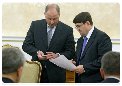Vnesheconombank Chairman Vladimir Dmitriyev, left, and Minister of Transport Igor Levitin at a meeting of the bank’s Supervisory Board
