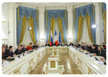 Prime Minister Vladimir Putin and French Prime Minister Francois Fillon meeting with members of the business communities of Russia and France