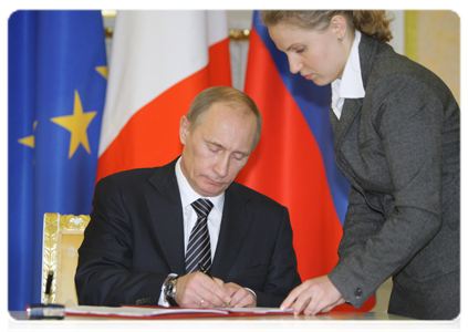 Prime Minister Vladimir Putin and French Prime Minister Francois Fillon sign a document concluding the 15th session of the Russian-French commission on bilateral cooperation, held at heads of government level