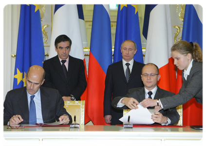 The Russian and French prime ministers observe the passage of bilateral agreements