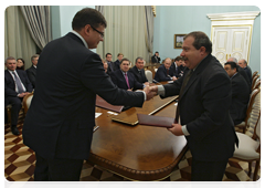A treaty for the establishment and management of a joint venture for developing the Junin 6 oilfield was signed in the presence of Prime Minister Vladimir Putin and Venezuelan Energy and Petroleum Minister Rafael Ramirez