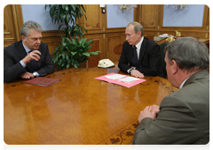 Prime Minister Vladimir Putin meeting with Minister of Industry and Trade Viktor Khristenko and Head of the Federal Service for Military-Technical Cooperation Mikhail Dmitriyev