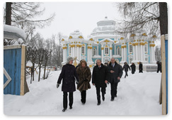 Председатель Правительства Российской Федерации В.В.Путин, находящийся с рабочей поездкой в Санкт-Петербурге, осмотрел павильон «Эрмитаж» в Царском Селе