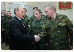 Председатель Правительства Российской Федерации В.В.Путин, находящийся с рабочей поездкой в Республике Башкортостан, посетил военную часть, где служили военнослужащие, погибшие на прошлой неделе в ходе боев с боевиками в Чечне