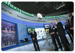 Председатель Правительства Российской Федерации В.В.Путин осмотрел выставку, знакомящую с социально-экономическим положением Башкирии и внедряемыми в республике информационными технологиями