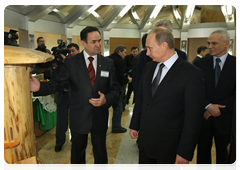 Председатель Правительства Российской Федерации В.В.Путин осмотрел выставку, знакомящую с социально-экономическим положением Башкирии и внедряемыми в республике информационными технологиями