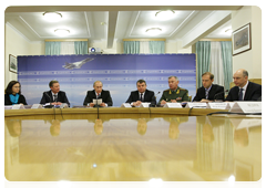 Председатель Правительства Российской Федерации В.В.Путин посетил ОАО «Компания “Сухой”», где провел совещание по вопросам оборонно-промышленного комплекса