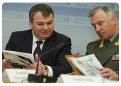 Министр обороны Российской Федерации А.Э.Сердюков на совещании по вопросам оборонно-промышленного комплекса