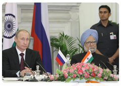 По итогам российско-индийских переговоров Председатель Правительства Российской Федерации В.В.Путин и Премьер-министр Индии М.Сингх выступили с заявлениями для прессы
